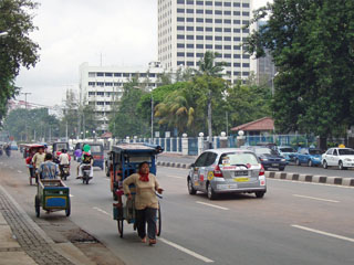 Jakarta, inimjõul liikuvatele sõidukitele on oma rada