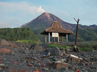 Gunung Merapi, hommikuhämaruses oli näha ka tipust voolavat laavat