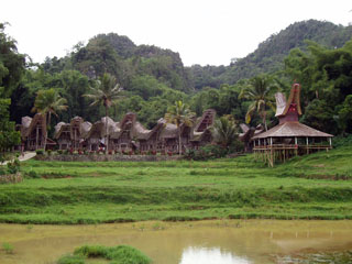 ees paistab traditsiooniline Toraja küla