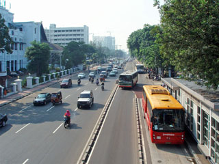 ühistranspordil on Jakartas omad sõiduread