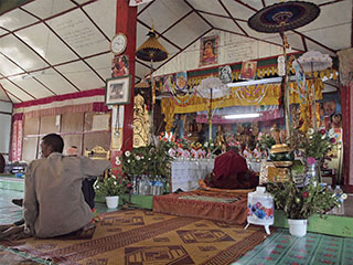 kohalik külaklooster, käib 24h non-stop Buddha skriptide lugemine