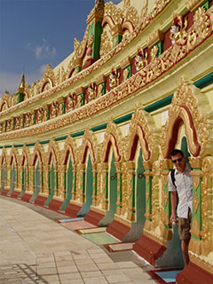 Umin Thonze Pagoda koos kohaliku mungaga