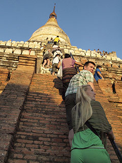 Shwesandaw Pagoda, koos teiste turistidega püstloodis treppidest üles, vastu järjekordsele päikeseloojangule