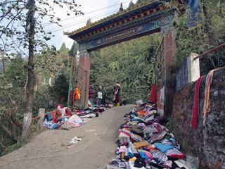 Ghoom Monastery, ka kloostri ees käib kauplemine