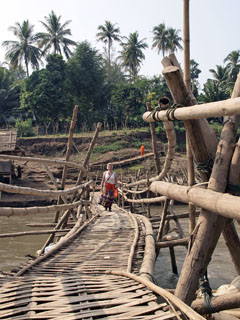 Nam Khan jõgi, maare testib silla kandevõimet